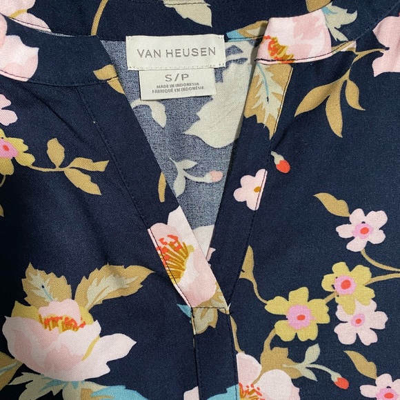 Van Heusen Women’s Top (Small/Petite) - Picture 2 of 2